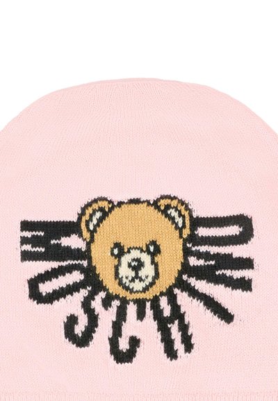 Wełniana czapka o miękkim różowym kolorze z centralnie umieszczonym brązowym niedźwiedziem zwróconym w stronę przodu, z czarnymi promieniującymi wzorami wokół niedźwiedzia.