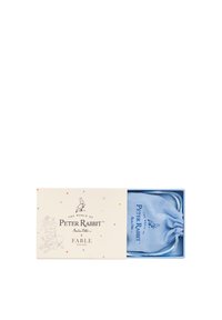 Blauwe trekkoordzak in een crèmekleurige doos met kleurrijke stippen en illustraties van Peter Rabbit. Doos gelabeld "The World of Peter Rabbit x Fable."
