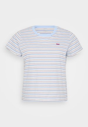 Stribet t-shirt i hvid, lyseblå og brun. Har korte ærmer, en rund hals med en lyseblå kant, og et rødt logo på brystet.