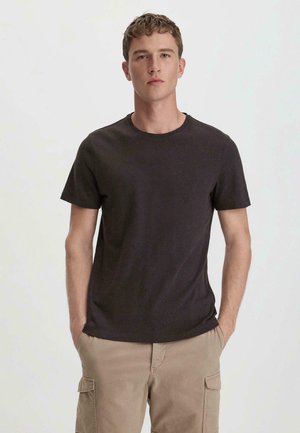 Dunkelgraues Baumwoll-T-Shirt mit Rundhalsausschnitt und kurzen Ärmeln, das über eine glatte Textur und ein schlichtes, klassisches Design verfügt.