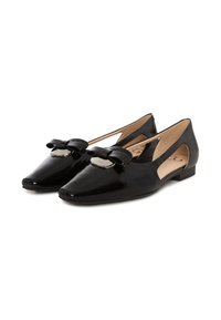 Ballerine nere in pelle verniciata con punte affusolate, doppi tagli e un fiocco decorativo con hardware metallico nella parte anteriore.