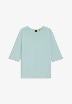 Lichtblauwe top met korte mouwen van textuurstof, voorzien van een ronde halslijn en een kleine oranje accenten op het label.