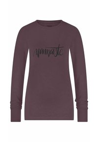 Langärmliges, bordeauxfarbenes Shirt aus weichem Stoff mit schwarzem, geschwungenem "namaste"-Text auf der Brust. Klassisches Rundhalsdesign.