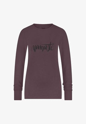 Langarmige, bordeauxrode shirt van zacht materiaal met zwarte cursieve tekst "namaste" over de borst. Klassiek ontwerp met ronde hals.