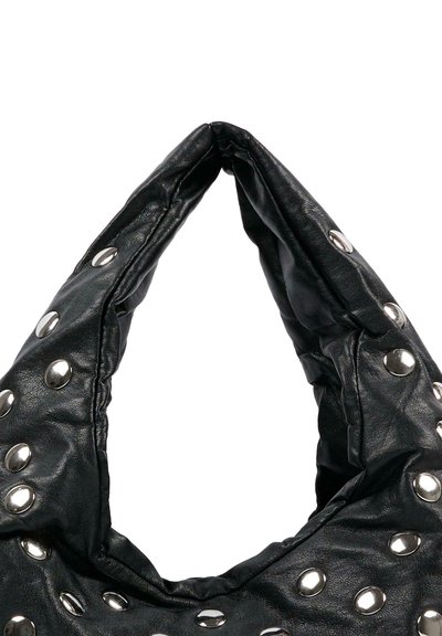 Zwarte leren tas met een unieke driehoekige vorm, voorzien van metalen studs langs één zijde voor extra detail en textuur.