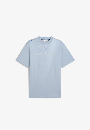 Svetle modré tričko s krátkým rukávem vyrobené z bavlněné směsi, s texturovanými vlnami, bílým logem "M4 CSL" a akcentovými barvami na rameni.