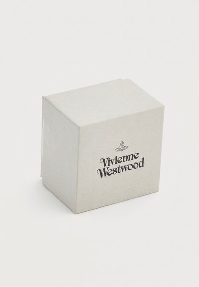 Μικρό λευκό κουτί με το λογότυπο Vivienne Westwood και το σύμβολο της σφαίρας στο πλάι, τοποθετημένο σε απλή λευκή επιφάνεια.