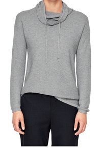Pullover grigio a maglia con scollo a cowl, maniche lunghe e dettagli con cordoncino. Motivo testurizzato e vestibilità rilassata, abbinato a pantaloni scuri.