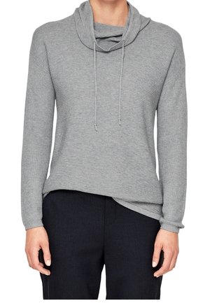 Pull en tricot gris avec un col montant, des manches longues et des détails à cordon. Motif texturé et coupe décontractée, associé à un pantalon sombre.