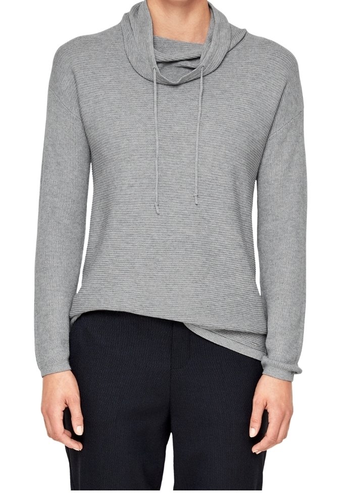 Pullover grigio a maglia con scollo a cowl, maniche lunghe e dettagli con cordoncino. Motivo testurizzato e vestibilità rilassata, abbinato a pantaloni scuri.