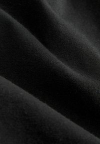 Material de bumbac negru, cu o textură fină și netedă și o ușoară elasticitate. Suprafața prezintă variații subtile ale țesăturii.