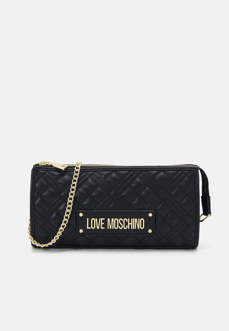 Pochette rectangulaire noire matelassée avec fermeture éclair dorée, sangle chaîne dorée et plaque logo "LOVE MOSCHINO" au centre avant.