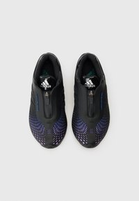 Μαύρα αθλητικά παπούτσια με υφή στο πάνω μέρος, που διαθέτουν κλείσιμο με φερμουάρ, κλιμακωτό μοτίβο από μωβ σε μπλε και επενδεδυμένο κολάρο.