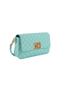 Tyrkysová crossbody taška s texturovaným povrchem, zlatou spojkou a bílým listovým vzorem. Obsahuje odnímatelný popruh a klopu na uzavření.