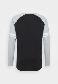 Langarmhemd mit schwarzem Körper und hellgrauen Ärmeln. Mit weißen Streifen an den Ärmeln. Hergestellt aus weichem, atmungsaktivem Material.