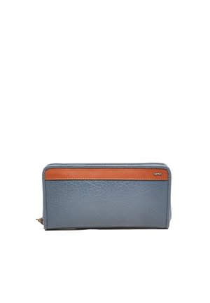 Blauwe textuur leren portefeuille met een bruine leren accentstrip, ritsluiting en subtiele branding aan de voorkant. Rectangulaire vorm.