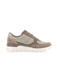 Sneaker grigio chiaro realizzato in pelle liscia e scamosciata, con punta rotonda, lacci frontali e suola bianca testurizzata con segmenti flessibili.