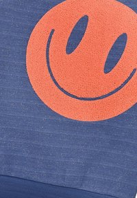 Blauer Sweatshirt mit einem strukturierten korallenfarbenen Smiley-Gesicht-Design. Der Stoff hat einen leichten Schimmer, weist einen gerippten Saum und einen runden Ausschnitt auf.