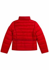 Chaqueta acolchada roja con patrón de acolchado horizontal, cuello alto, cinturilla elástica y mangas largas. El material parece suave y ligero.