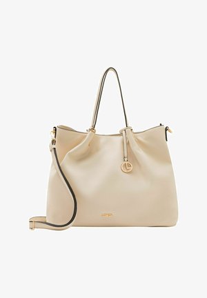 Sac à main tote en cuir beige avec deux poignées, bandoulière détachable et un charme circulaire doré suspendu près du haut.