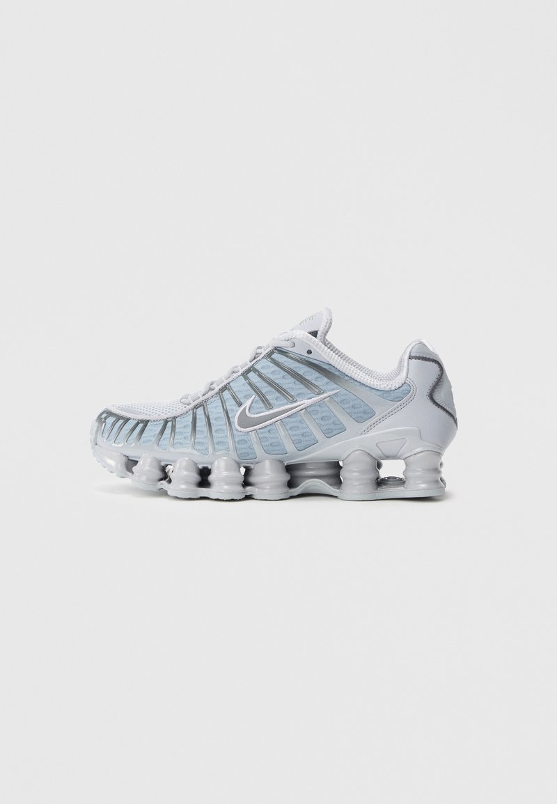 Αθλητικά παπούτσια ανοιχτού μπλε χρώματος με επάνω μέρος από δίχτυ, λαστιχένια σόλα και εμφανή κυματιστή ενίσχυση. Φέρουν ασημένιο λογότυπο Nike στη πλευρά.