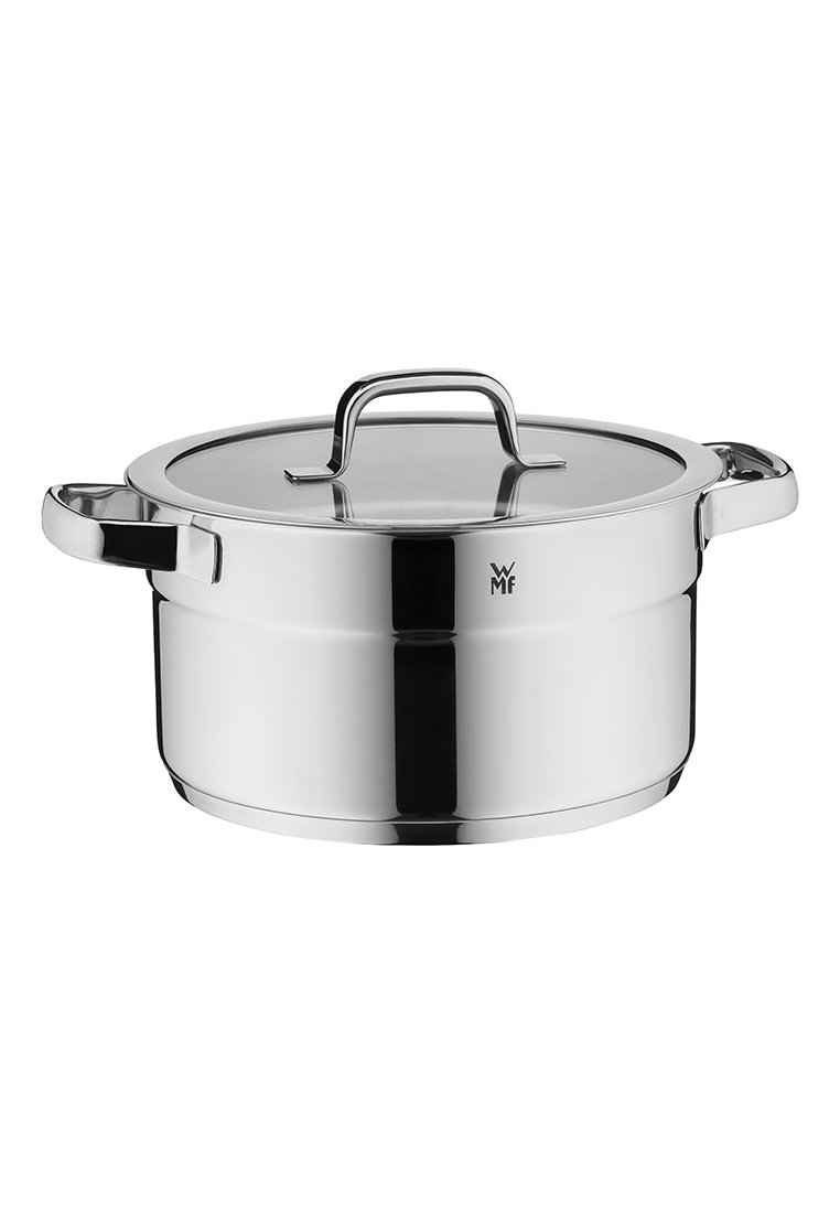 Casserole en acier inoxydable avec une surface brillante, de forme ronde, deux poignées latérales et un couvercle en verre transparent avec une poignée centrale.