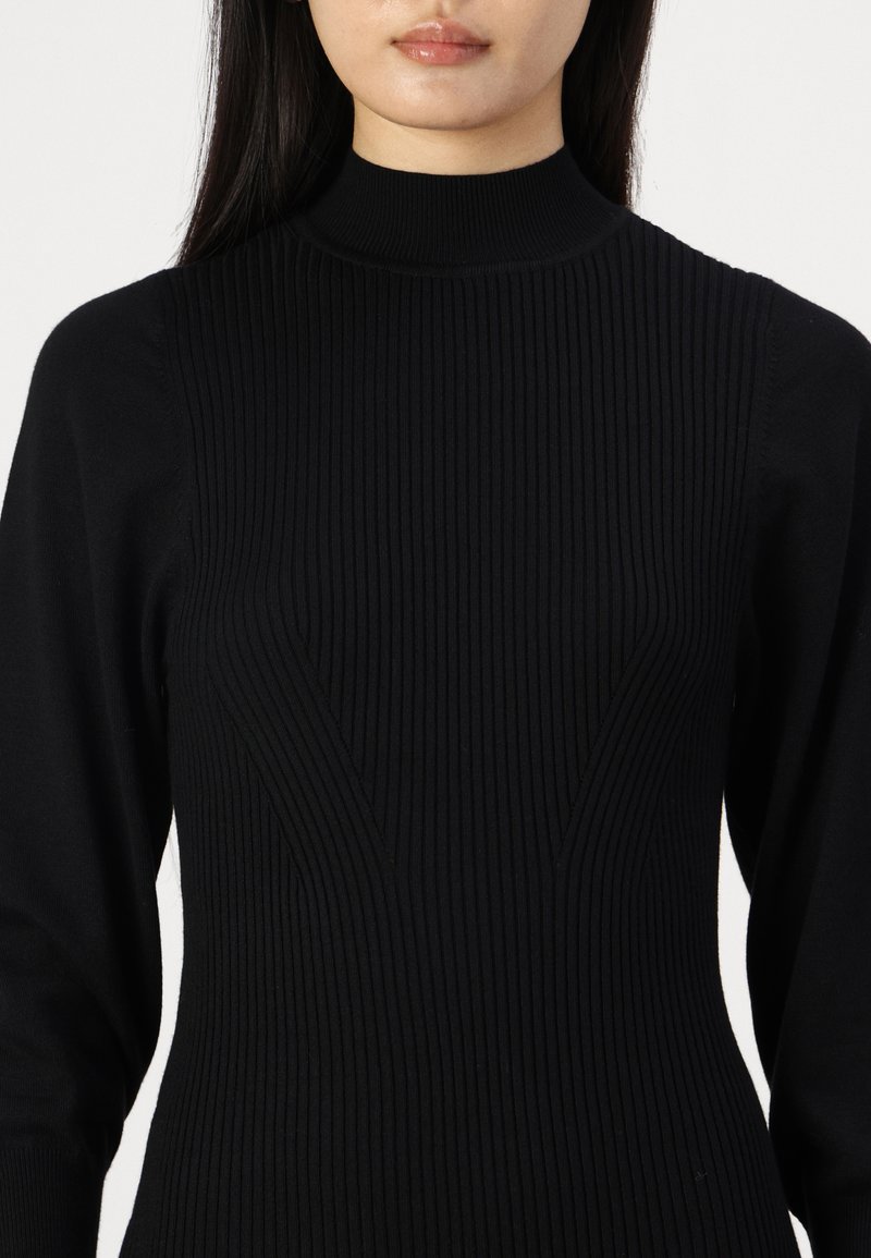 Zwart geribbeld gebreid sweater met een hoge halslijn; nauwsluitend ontwerp met verticale lijnen en gestructureerde details op het lijfje en de mouwen.