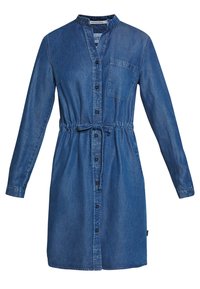 Blå denimklänning med lång ärm, framknappar, midjeband, bröstficka och ståkrage.