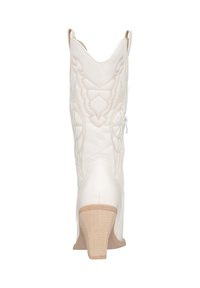 Botas de vaquero de piel blanca con costuras decorativas, punta afilada y tacón de bloque de madera clara. Presenta una cremallera lateral para facilitar su uso.