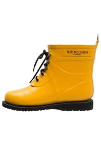 Botín de lluvia amarillo brillante hasta el tobillo con cordones negros, suela negra y el logo "ILSE JACOBSEN HORNBÆK" en la parte superior.