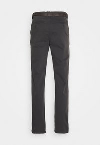 Pantalon noir à jambes droites avec poches arrière boutonnées et passants pour ceinture, montré de dos sur un fond blanc.
