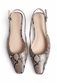 Zemīgas slingback kurpes ar bežīgu un melnu čūsku apdruku, ar smailu purngalu un gludu iekšējo odere. Regulējama potītes siksna.