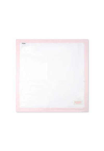 Witte deken met een roze en witte gestreepte rand. Heeft een klein label met de tekst "MOSCHINO BABY" in een pastelkleur. Gladde textuur, rechthoekige vorm.