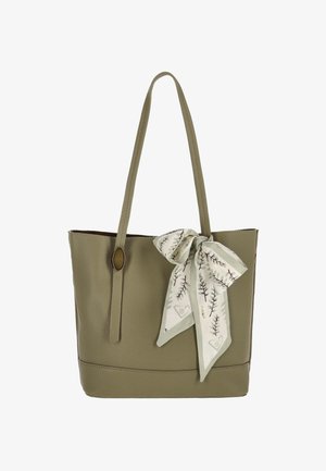 Torba na ramię z oliwkowej skóry o teksturowanym wykończeniu, wyposażona w dwa długie paski oraz ozdobny kremowy szalik związany przy uchwycie.