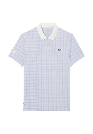Polo de color azul claro con un patrón de cuadros. Presenta un collar blanco y el logo del cocodrilo de Lacoste en verde en el pecho. Mangas cortas.