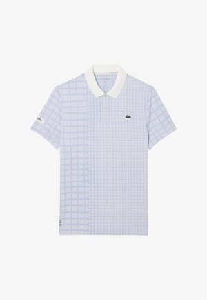 Polo de color azul claro con un patrón de cuadros. Presenta un collar blanco y el logo del cocodrilo de Lacoste en verde en el pecho. Mangas cortas.