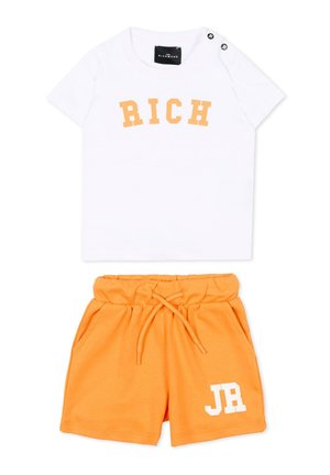 Wit T-shirt met korte mouwen met de tekst "RICH", gecombineerd met oranje short met aantrekkoord en de tekst "JR" op het been.