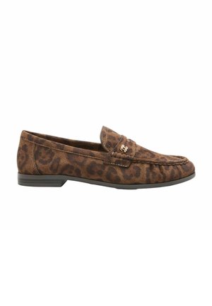 Brauner Wildleder-Loafer mit Leopardenmuster, niedrigem schwarzem Absatz und kleinem goldfarbenem Logo auf dem Riemen oben.