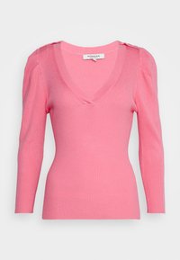 Różowy sweter prążkowany z dekoltem w serek i rękawami do ćwiartek, ozdobiony guzikami na ramionach i dopasowanym krojem.