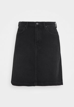 Jupe en denim noire avec bouton et fermeture éclair sur le devant, passants pour ceinture et deux poches avant, présentée sur fond blanc.