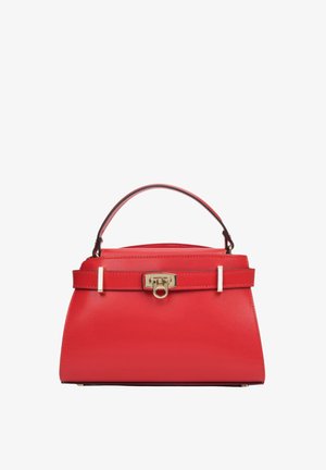 Czerwona skórzana torebka o strukturalnym kształcie, złotym okuciu, górnym uchwycie oraz zapięciu z ozdobną klamrą i detalem paska.