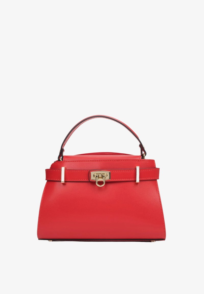 Červená kožená kabelka se strukturovaným tvarem, zlatými kovovými prvky, horním uchem a zapínáním s dekorativní sponou a strapcovým detailem.
