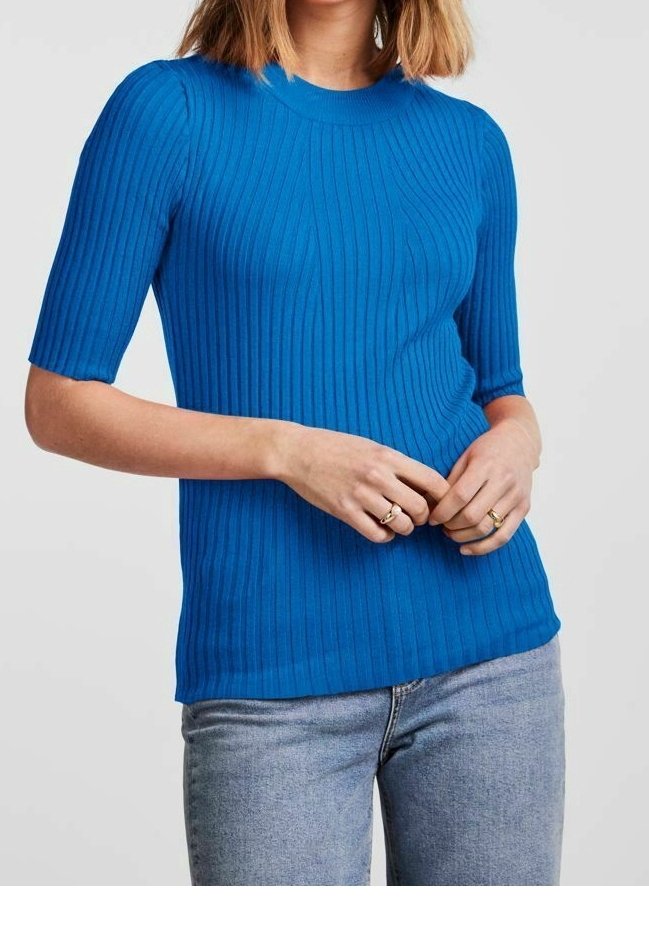 Hladký modrý top s krátkým rukávem a kulatým výstřihem, přiléhavého střihu, kombinovaný se světle modrými džíny.