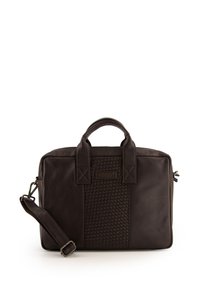 Brązowa skórzana torba o plecionym wzorze z przodu, z podwójnymi uchwytami i odpinanym paskiem na ramię. Zawiera prostokątny kształt i zamek błyskawiczny.