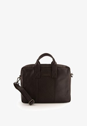 Brun lædertaske med vævet tekstur foran, dobbelte håndtag og aftagelig skulderrem. Har en rektangulær form og lynlåslukning.