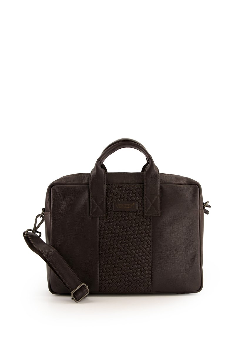 Brązowa skórzana torba o plecionym wzorze z przodu, z podwójnymi uchwytami i odpinanym paskiem na ramię. Zawiera prostokątny kształt i zamek błyskawiczny.