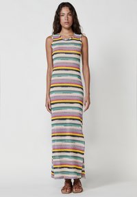 Maxikleid mit mehrfarbigen horizontalen Streifen in unterschiedlichen Breiten. Hergestellt aus einem leichten Strickmaterial mit einem runden Ausschnitt und seitlichen Schlitzen.