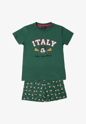 Conjunto de camiseta de manga corta y pantalones cortos verdes con diseños de Mickey Mouse, porciones de pizza, texto "ITALIA" y nombres de ciudades "Milán, Roma, Florencia".