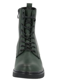Stivale alla caviglia verde in pelle con lacci neri e cerniera. Presenta una punta arrotondata e una suola in gomma testurizzata con dettagli di cucitura. Finitura liscia.