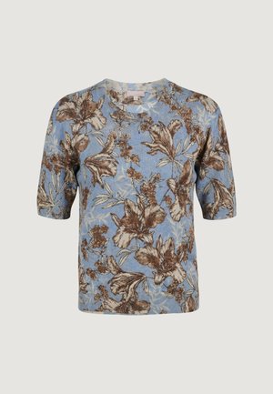 Top de punto azul de manga corta con un gran estampado floral marrón y beige y escote redondo sobre un fondo liso.